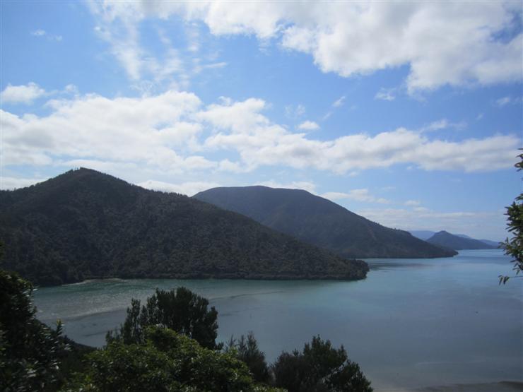 I've jumped off the Kiwi bus to spend a few days with Yvonne. She took me out for a drive. View from Cullen Point along Queen Charlotte Drive